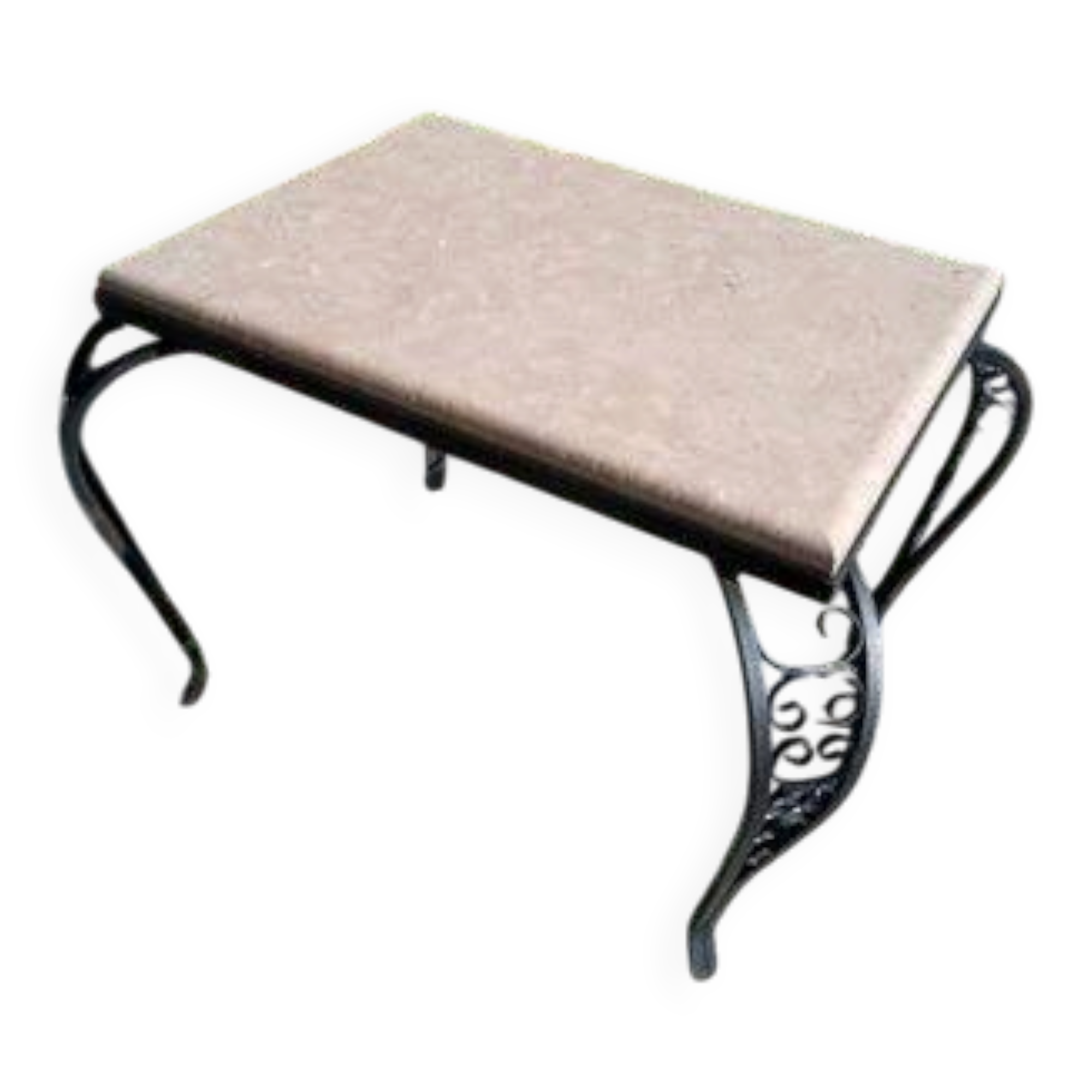 Table basse vintage, piètement fer forgé travaillé ancien, plateau coupé chez un marbrier, pierre Travertin. Tbe
