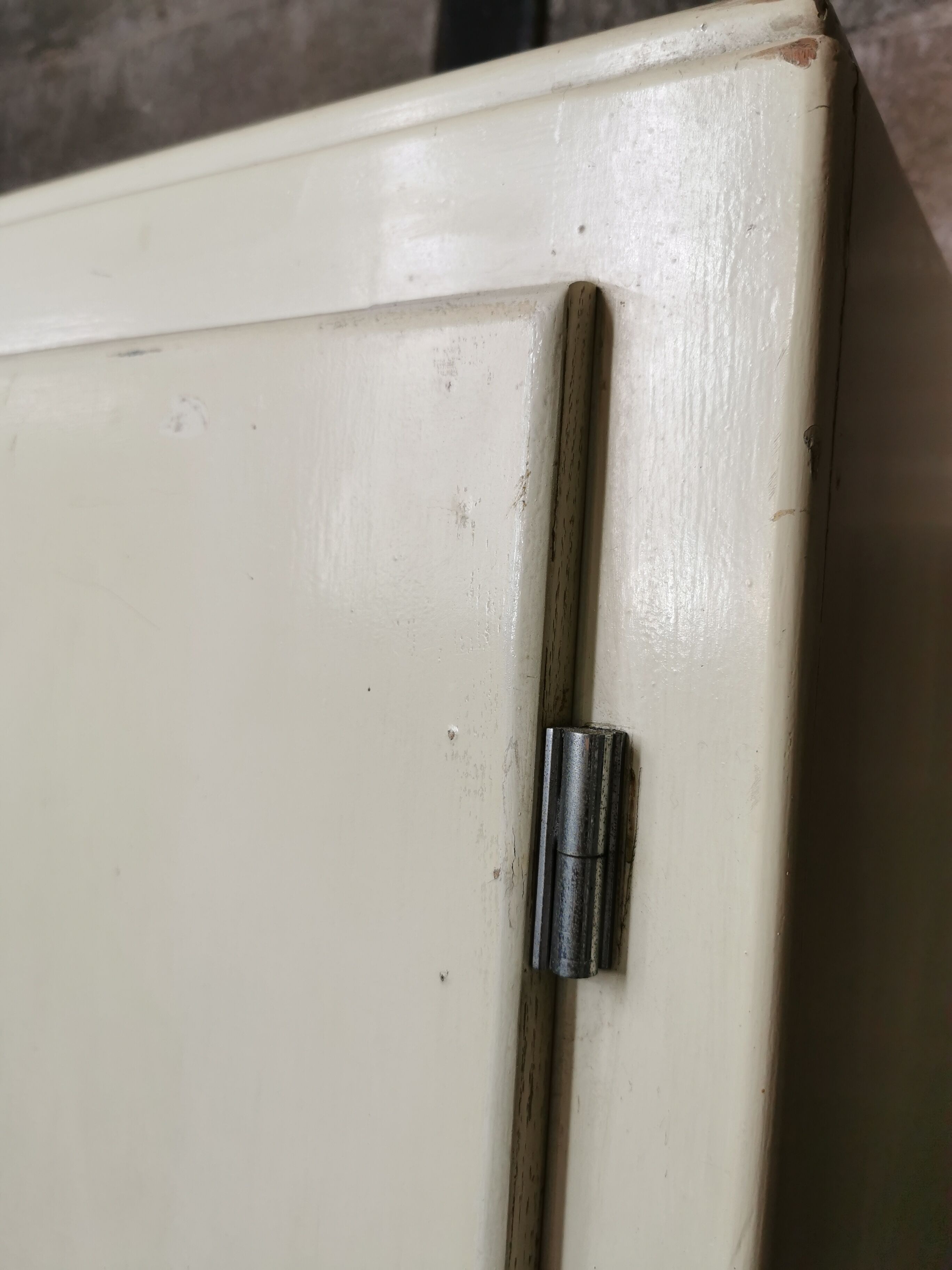 Wardrobe a vintage off-white door