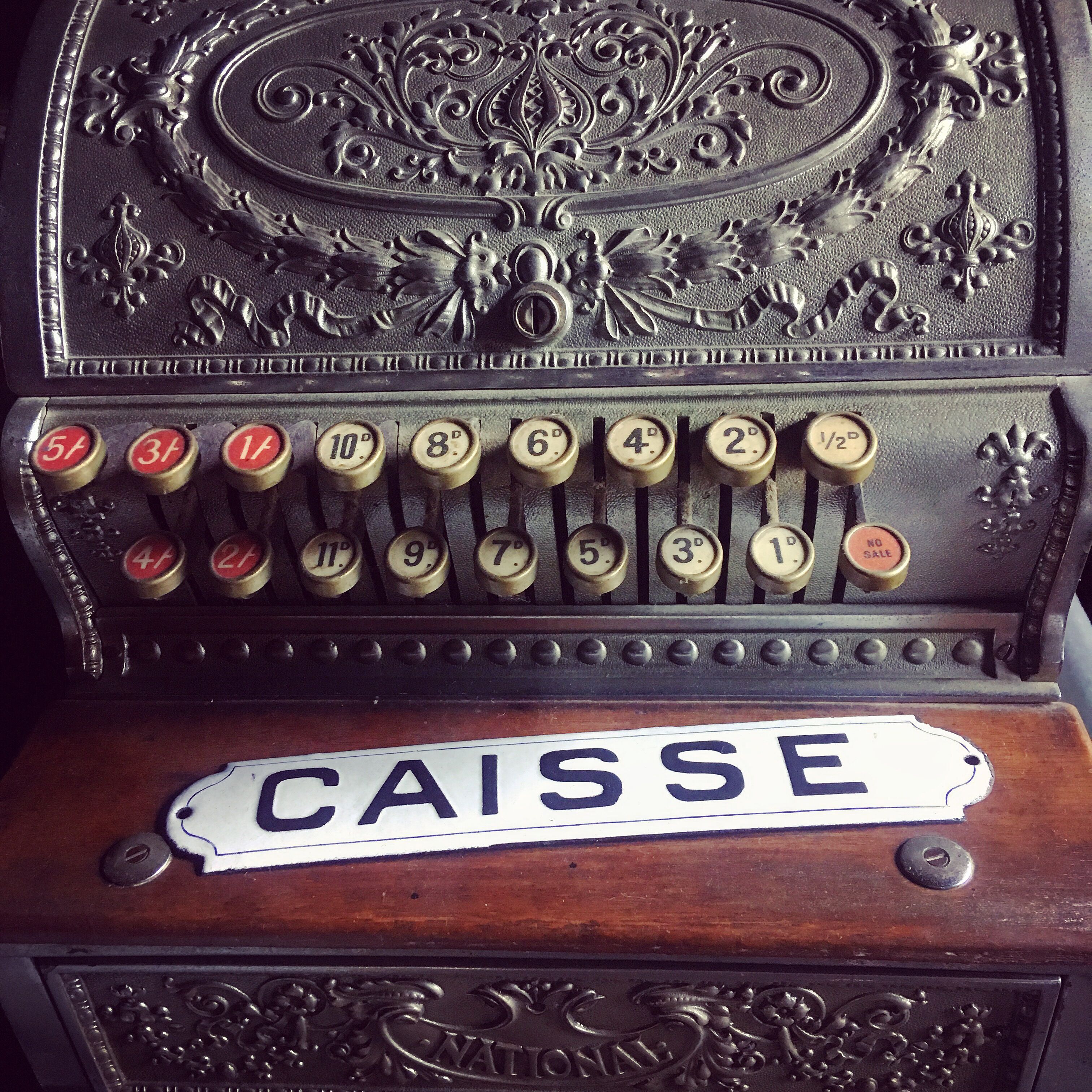 "caisse" enamelled trade plate.