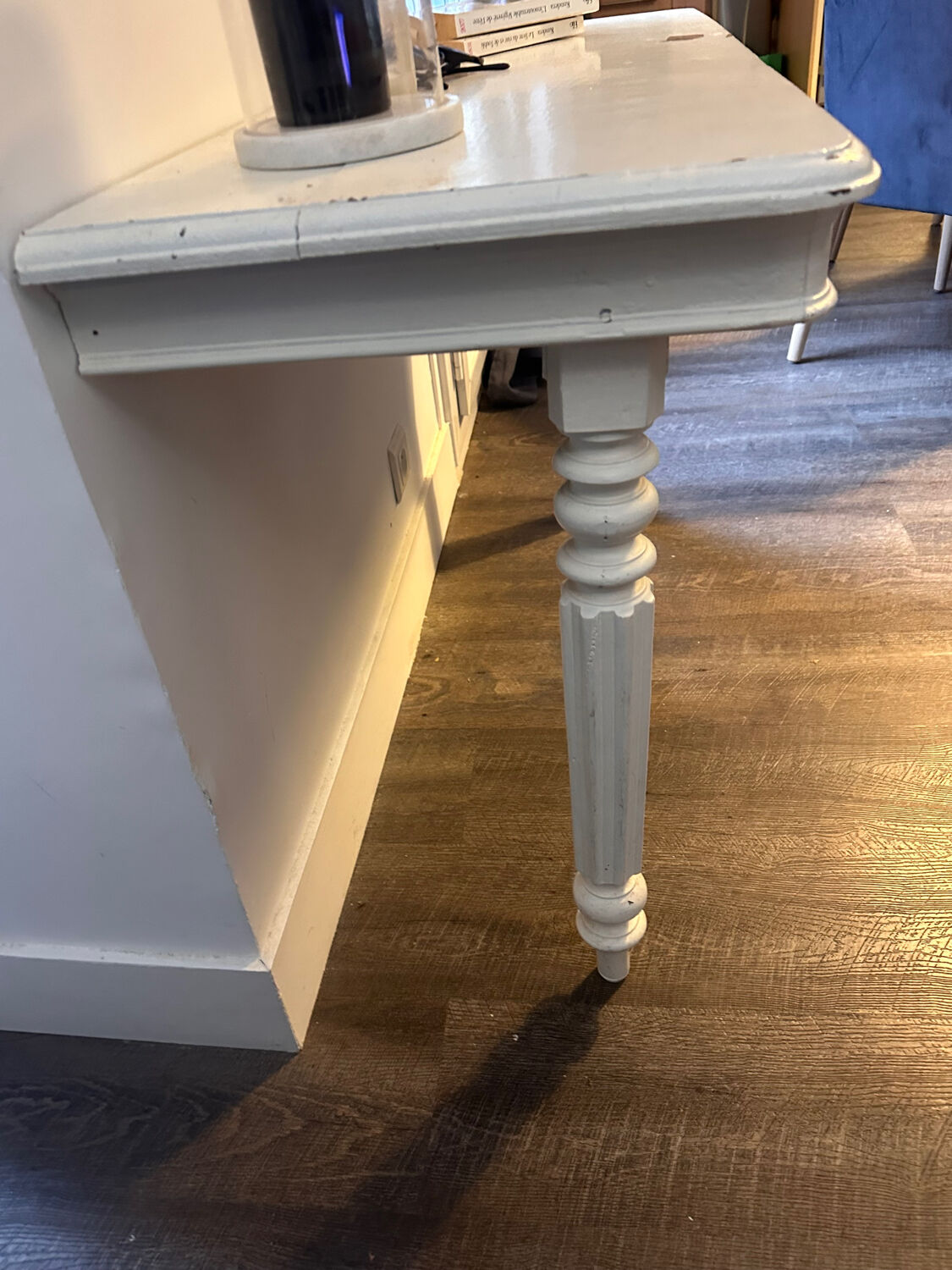 Vintage console in weathered white wood – Chic country style, tapered legs.