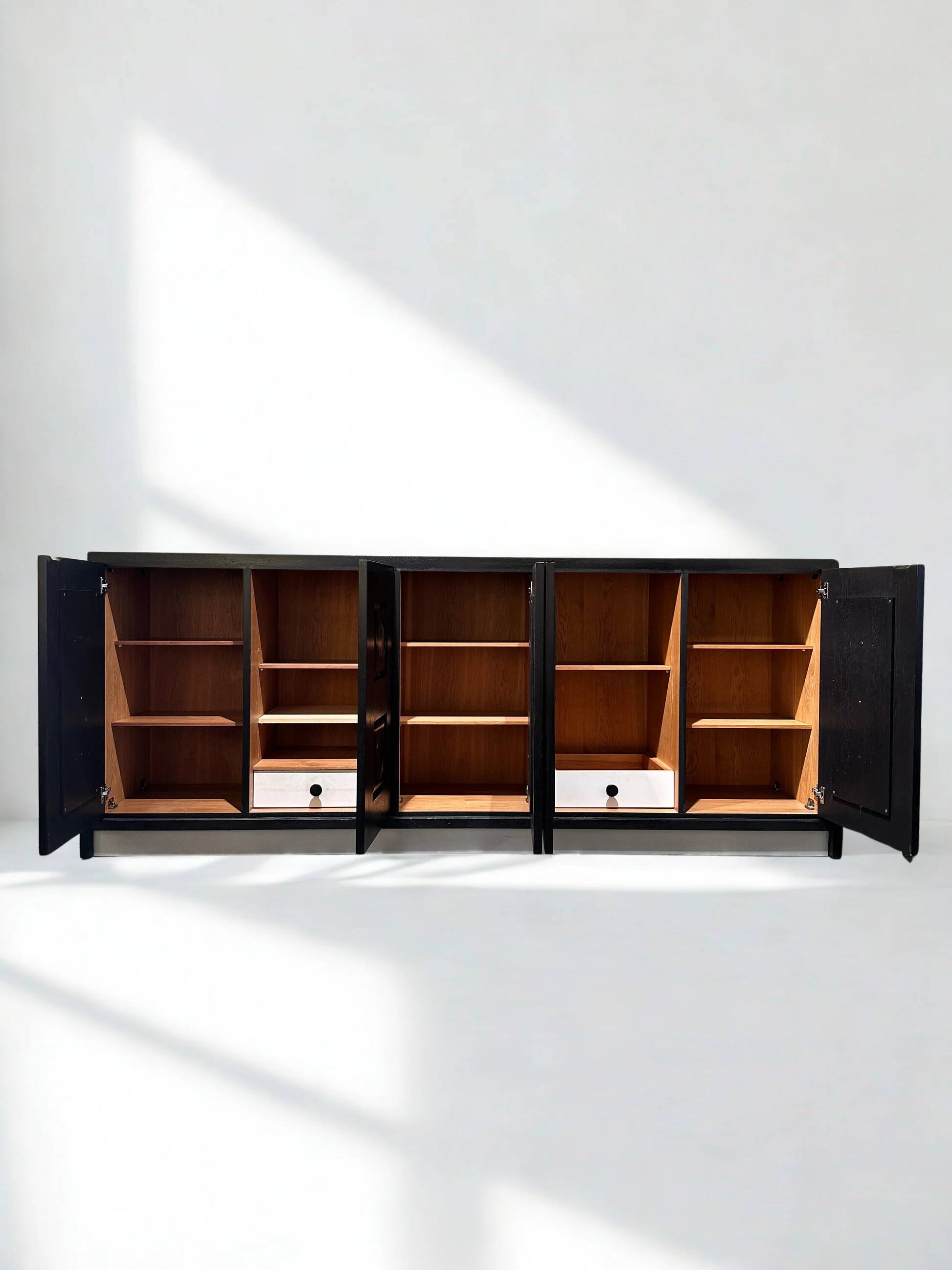 Buffet noir brutaliste belge