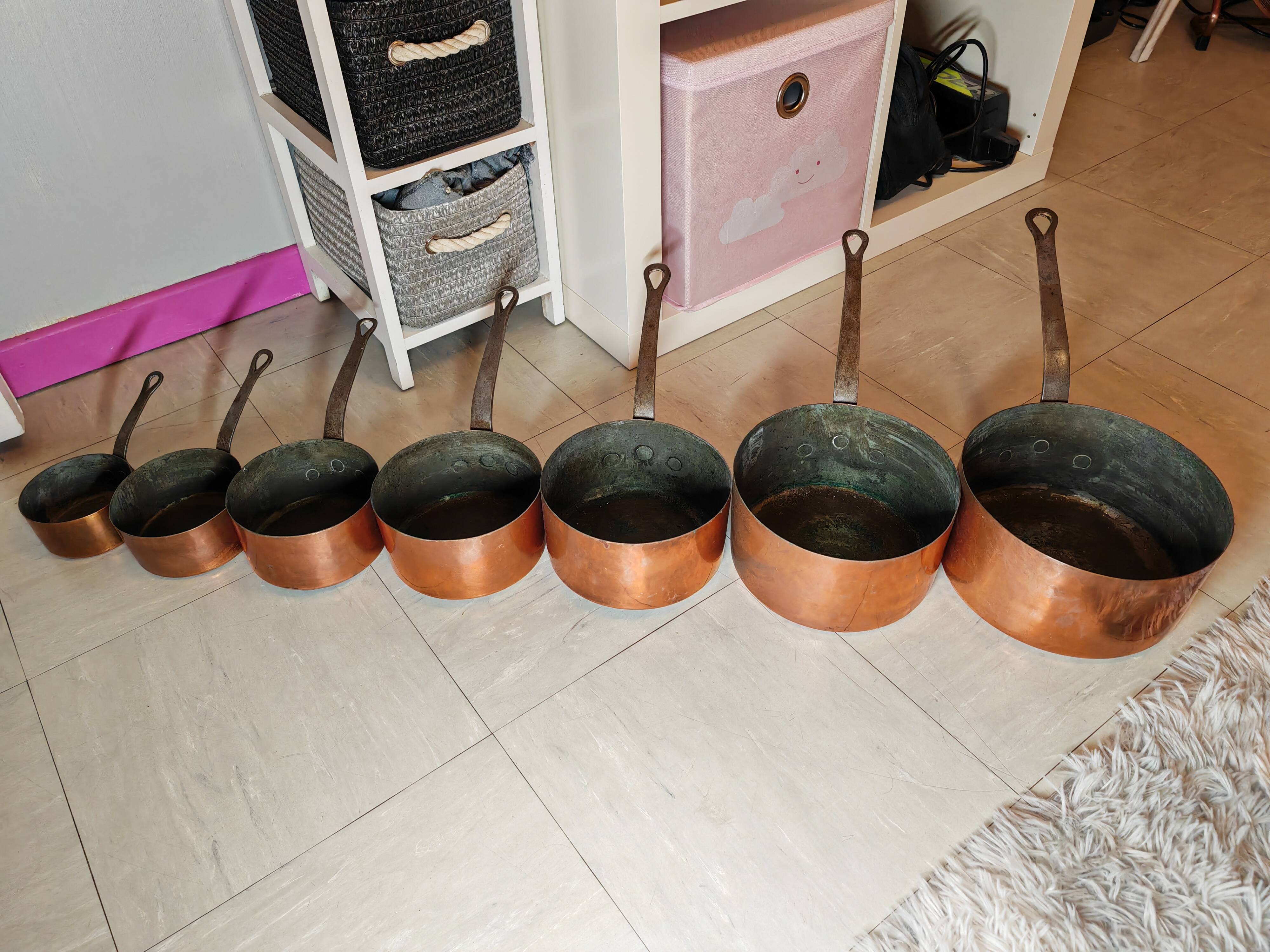Lot de 7 casseroles en cuivre / manche en laiton
