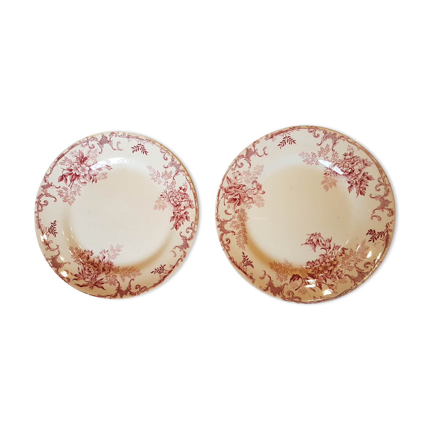 Paire d'assiettes en faïence à décor de fleurs