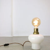 Lampe de table italienne en laiton et opaline du milieu du siècle