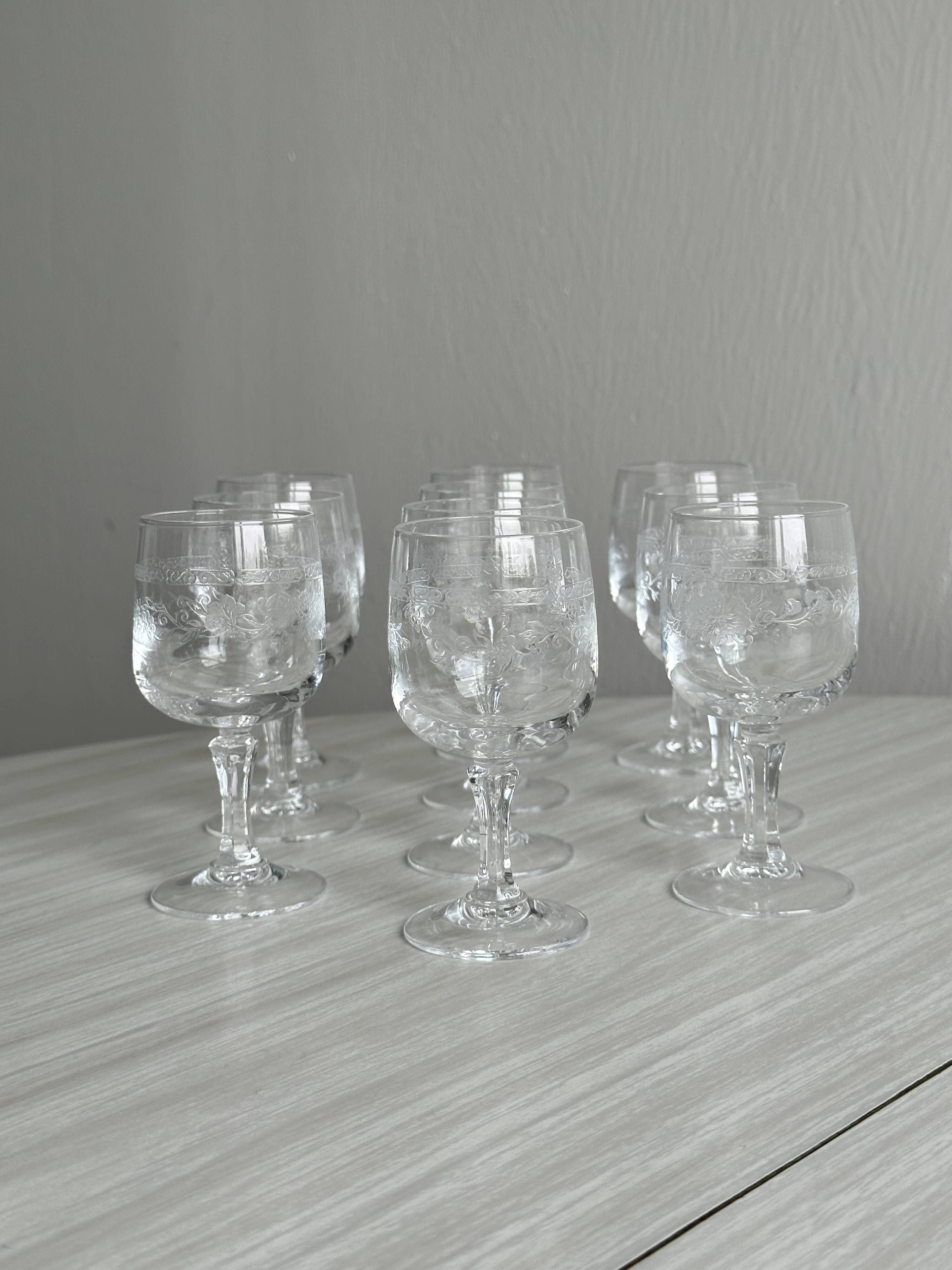 10 crystal liqueur glasses with floral motifs, Matignon model