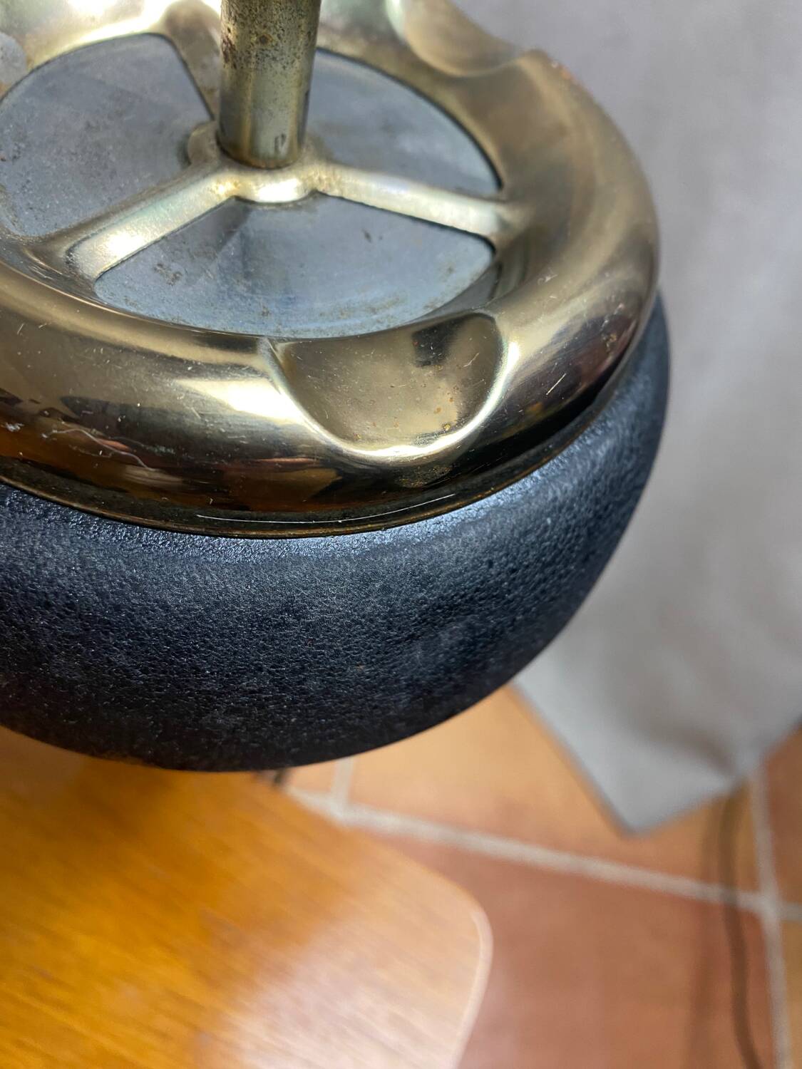 Metal tripod push ashtray