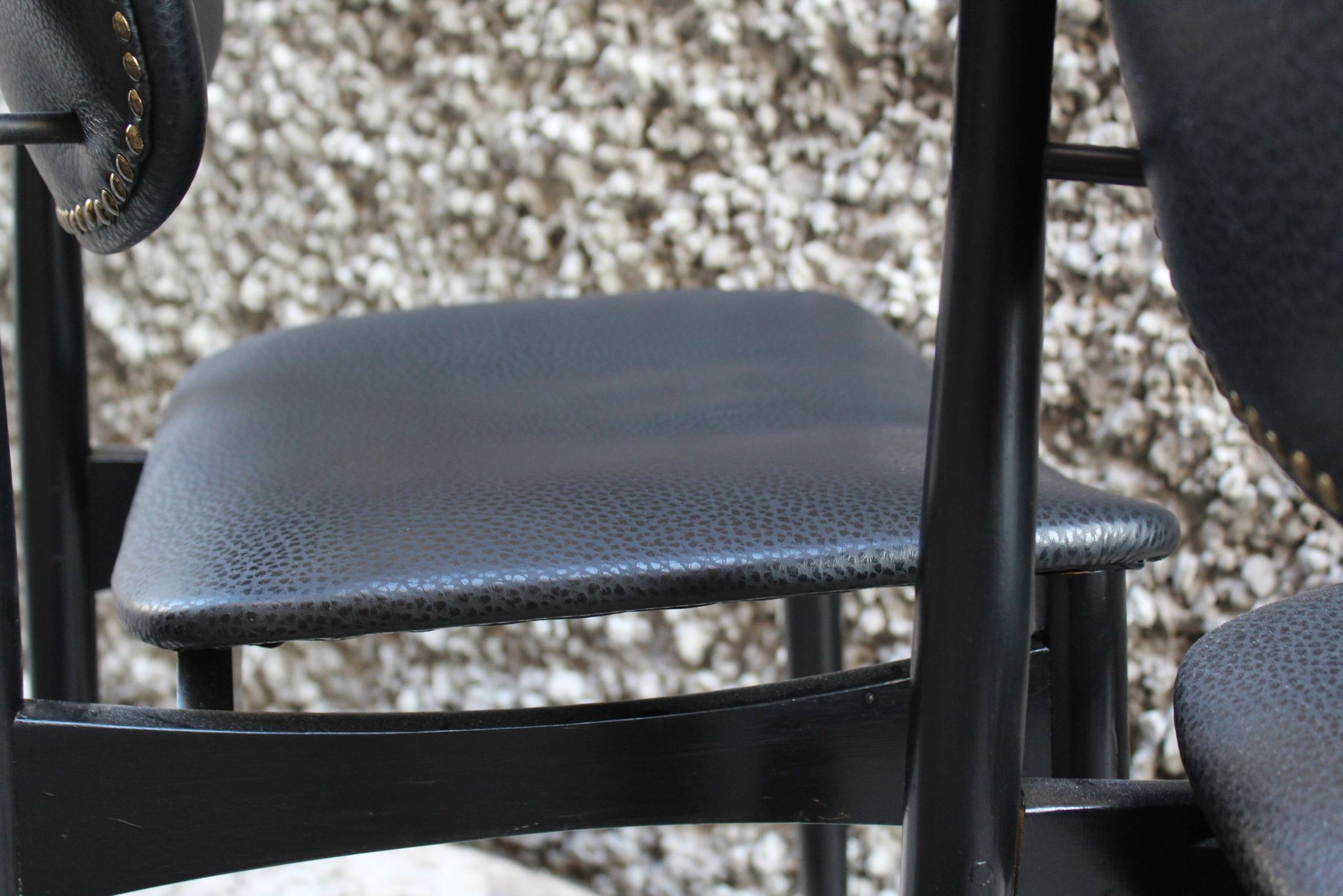 Pair of vintage Cassina office chairs in black leather, Italy 1950, in excellent condition.