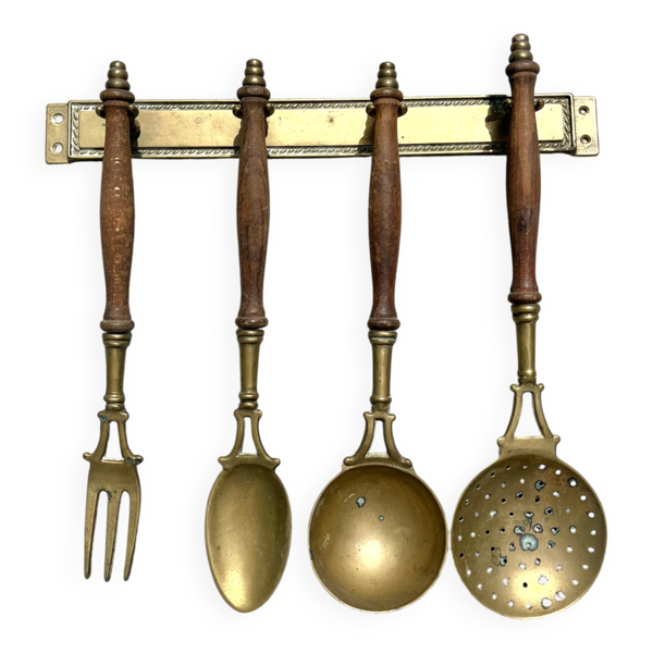 Ensemble d'ustensiles de cuisine en laiton, monté au mur avec des poignées en bois, vin français.