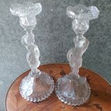 Paire de bougeoirs couple en verre moulé