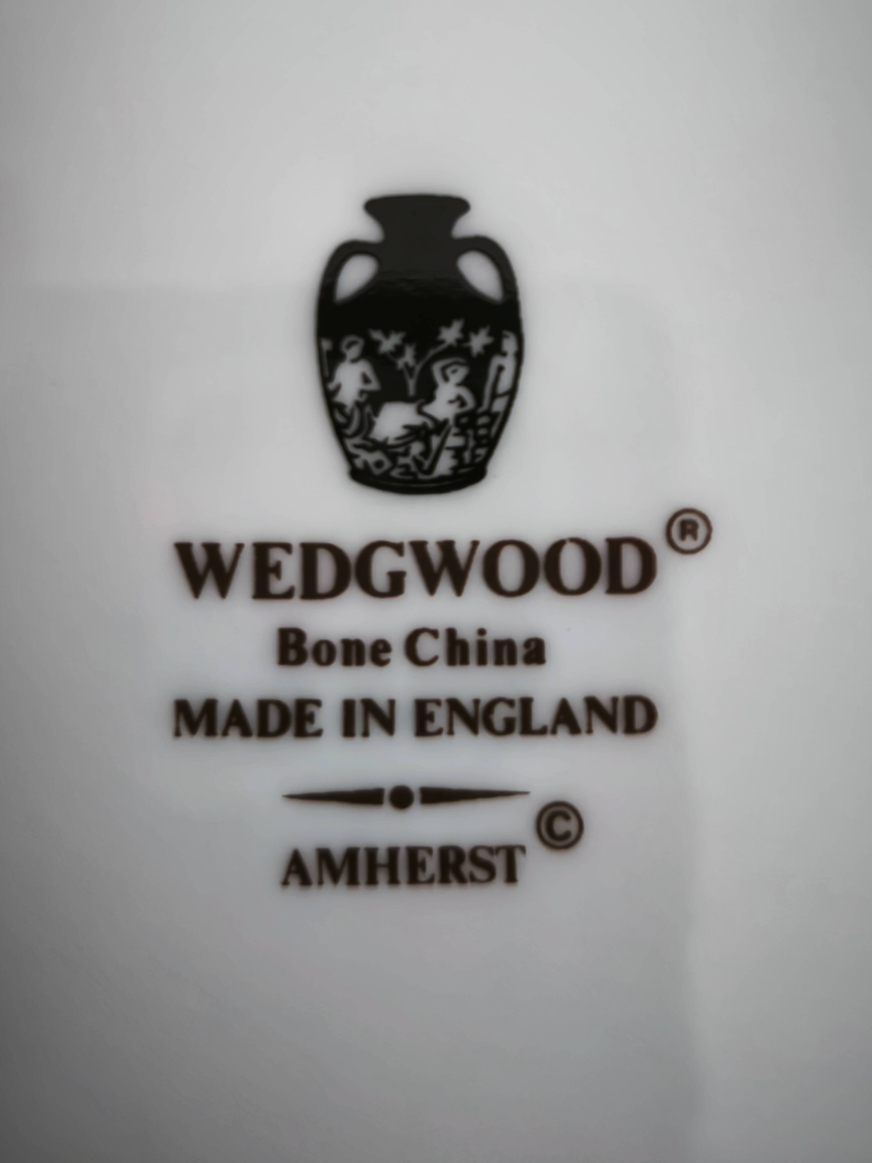 Set of 12 flat plates in English porcelain Wedgwood model Amherst.