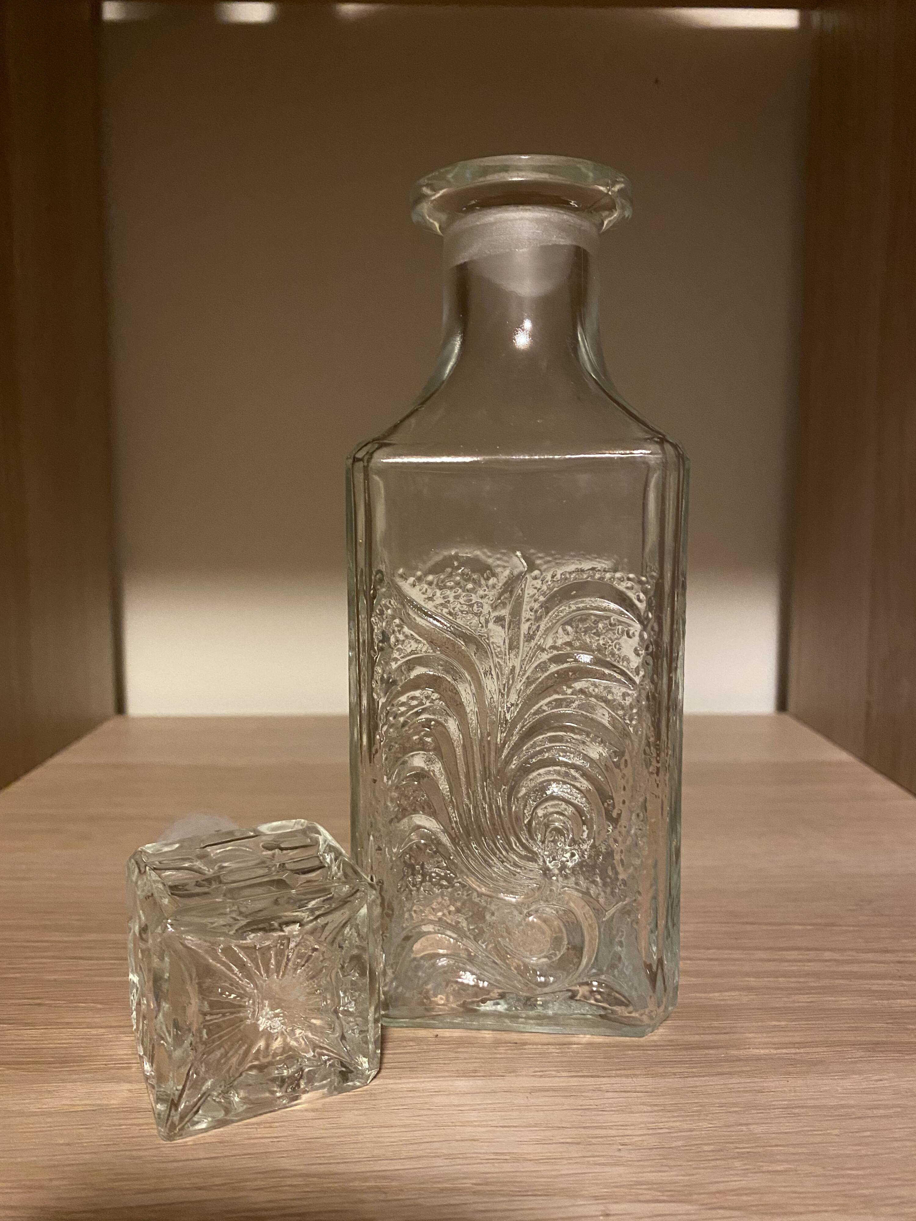 Carafe en verre ciselé