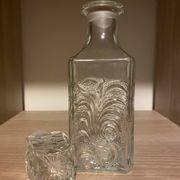 Carafe en verre ciselé