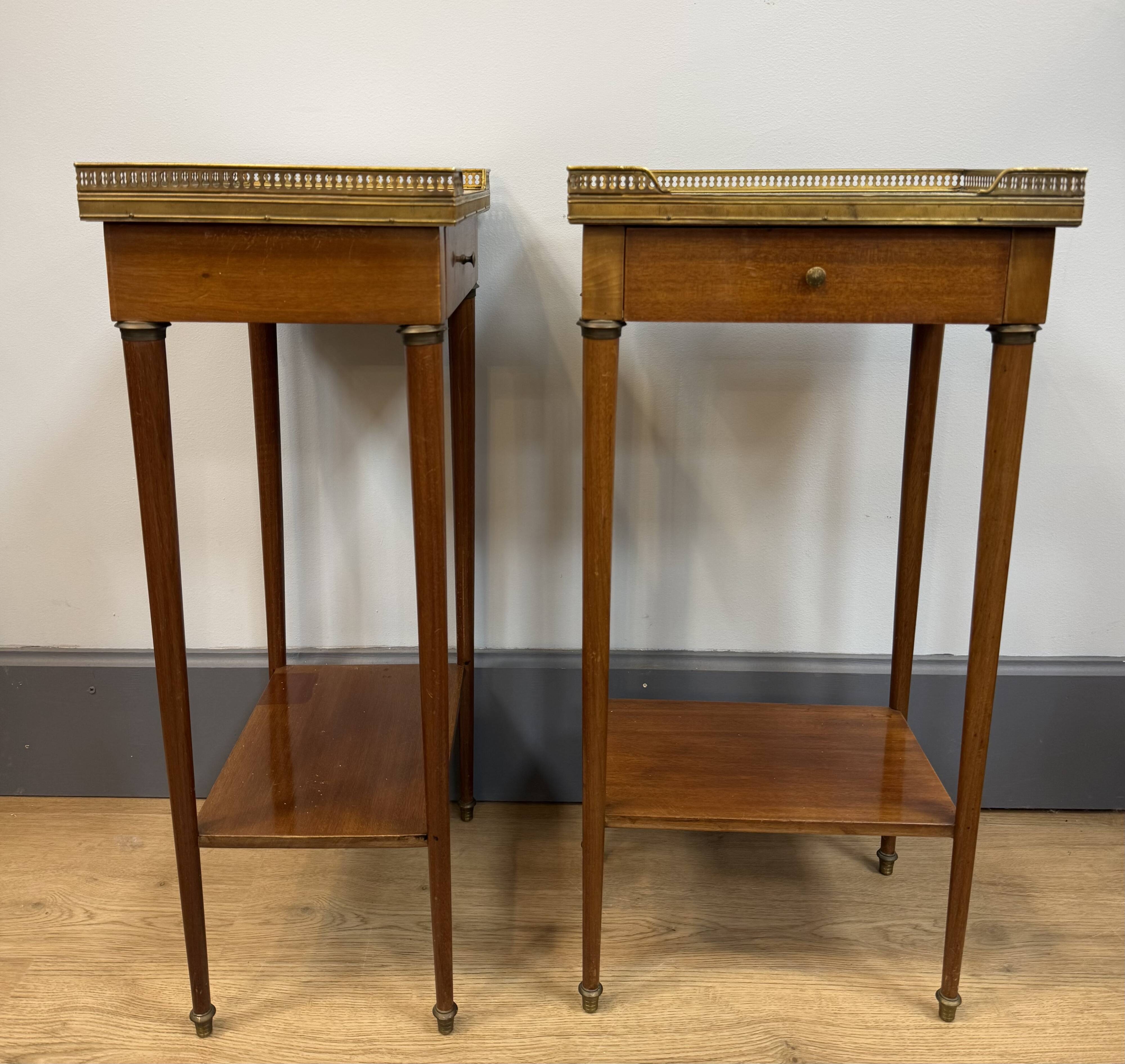 Paire de chevets style Louis XVI en acajou