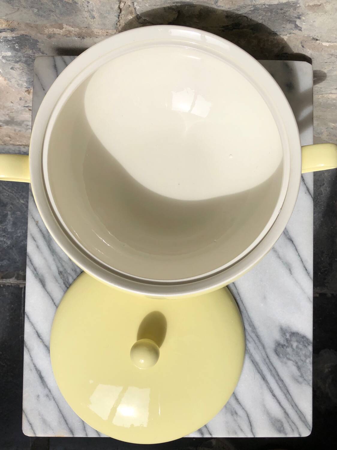 Pastel yellow soup tureen (Royal Sphinx Maestricht)