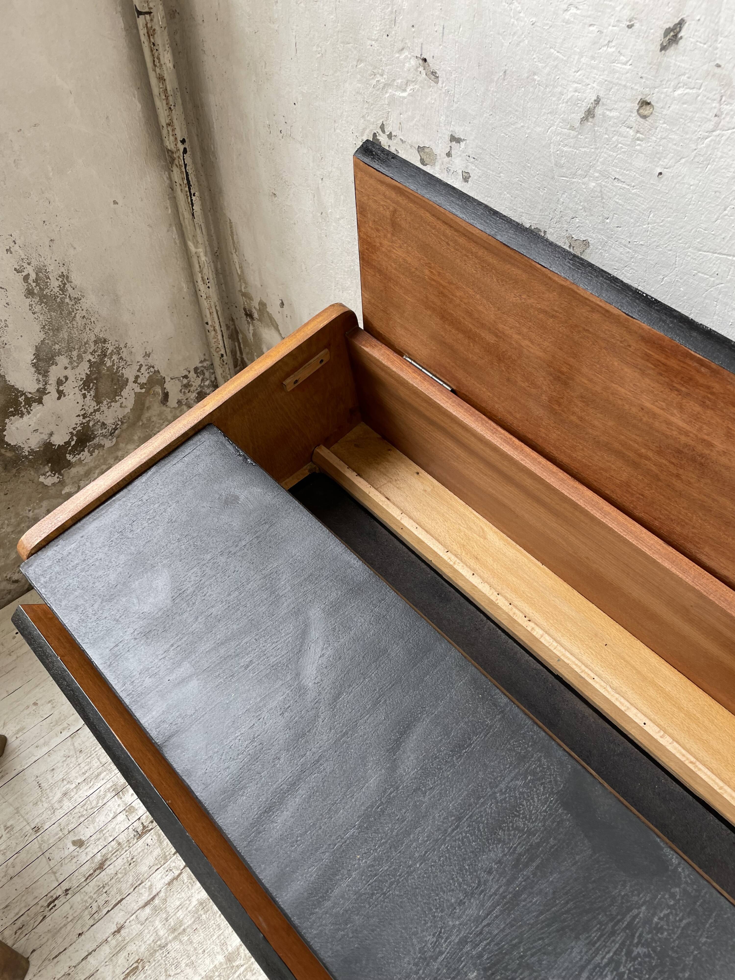 Console desktop feet compass 60s