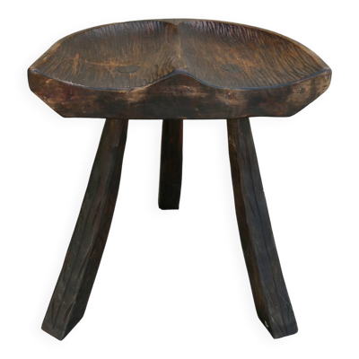 Tabouret tripode en bois massif, avec assise sculptée