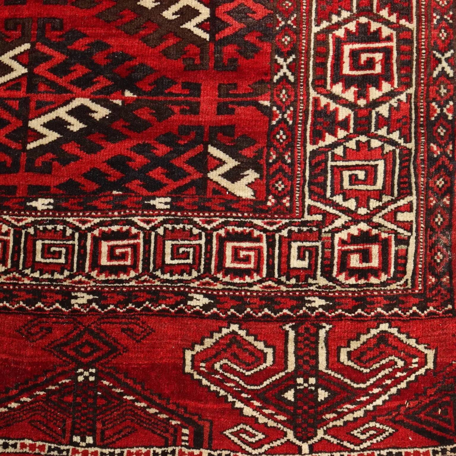 Antique Boukhara carpet in wool, fine knot, Turkmenistan 102 x 71 in.