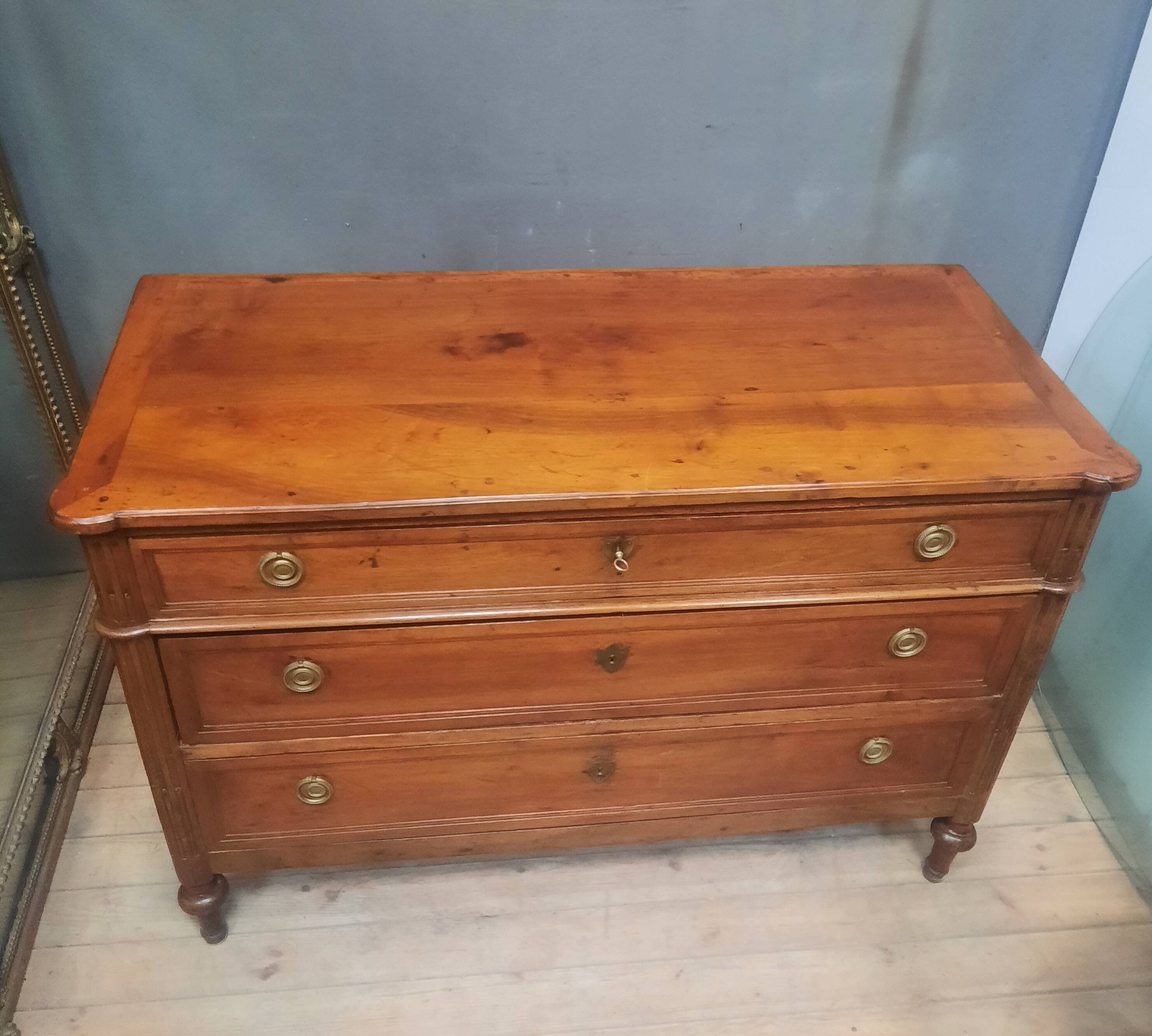 Commode en bous naturel d  epoque Louis XVI