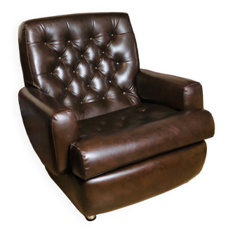 Fauteuil capitonné en skai marron années 70 j.f mur