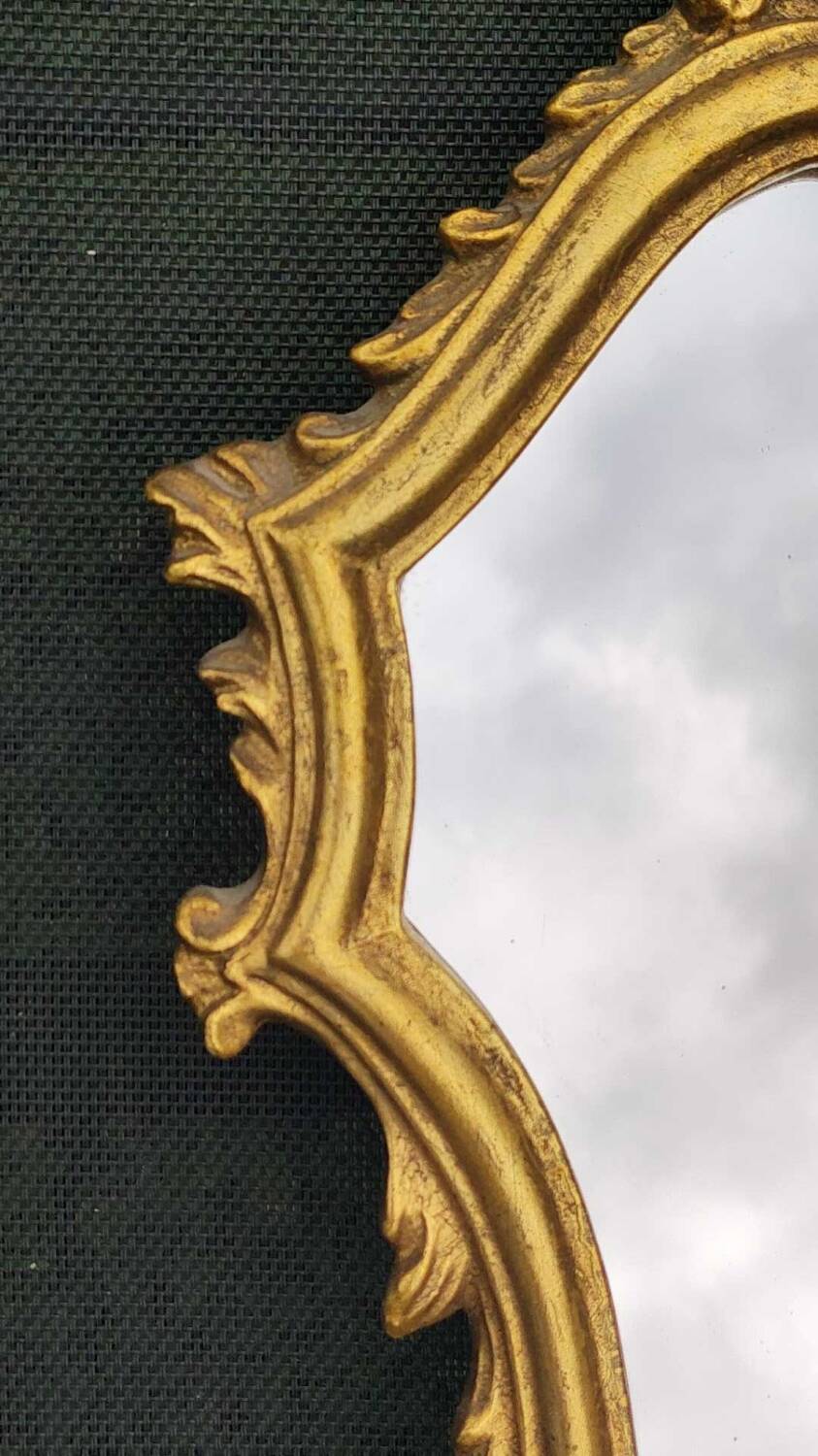 Classic Baroque/Louis XV style mirror. In old gold patinated wood. Palmette/Scroll/Blazon motif decor. Dim 46 x 27 cm
