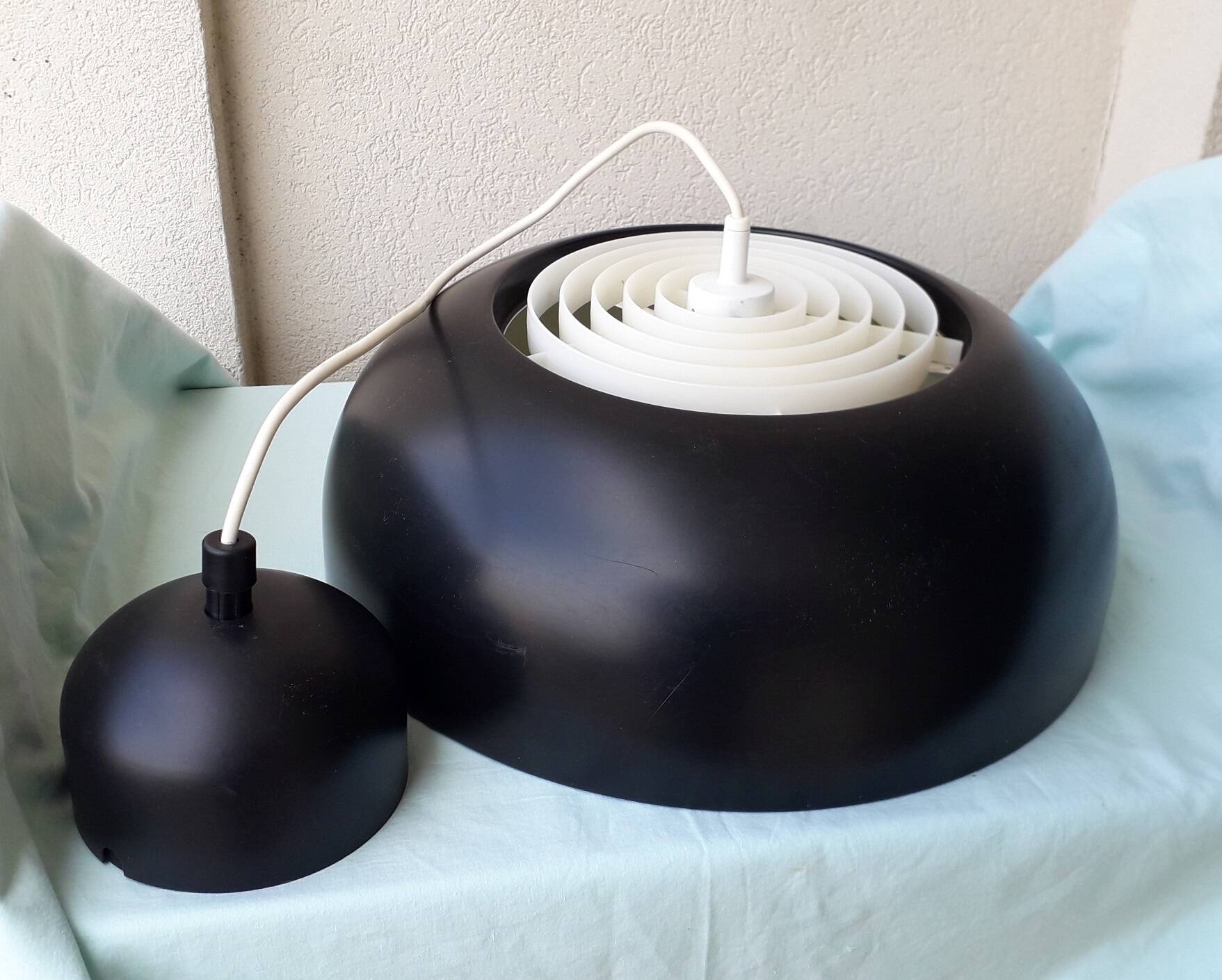 Black metal suspension