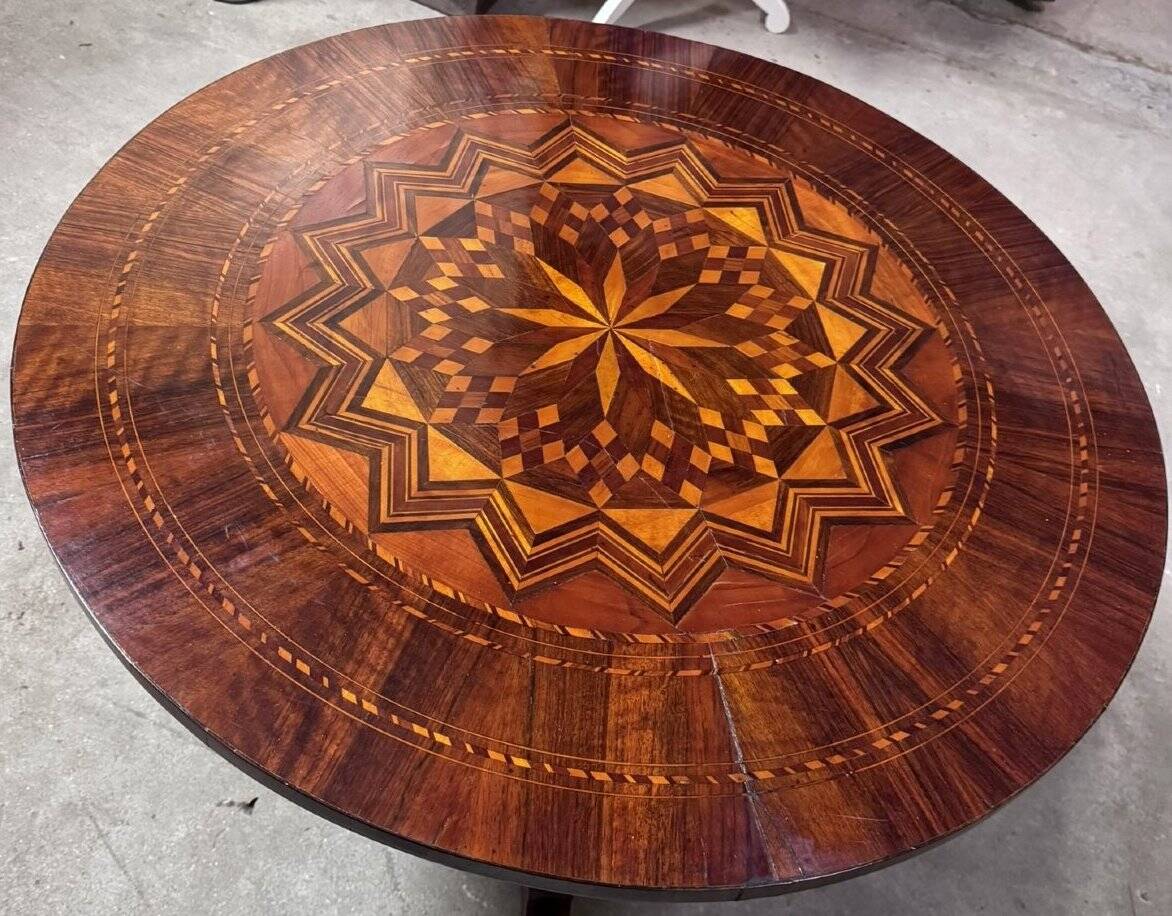 Round "Sorrentino" gueridon inlaid with a rosette design.