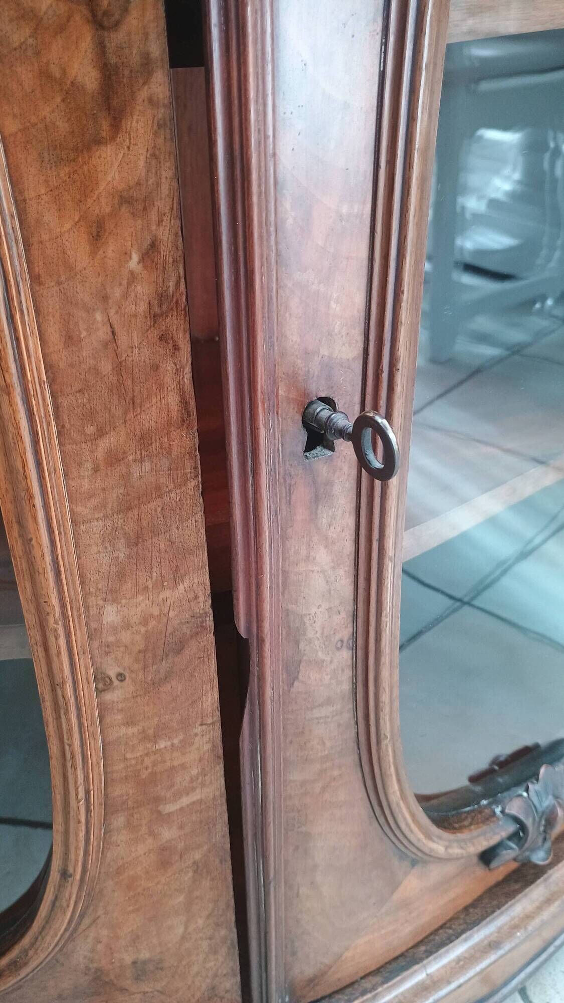 Support furniture in walnut burl veneer, Napoleon III style or late 19th century.