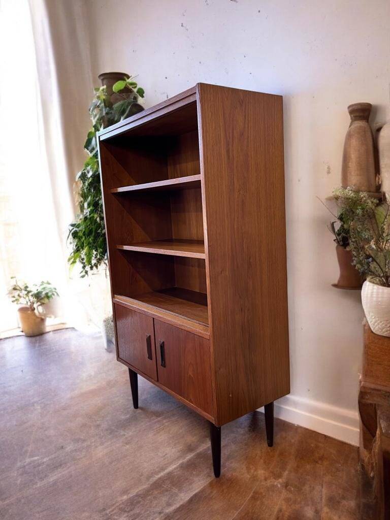 Vintage wooden bookcase/sideboard/bar