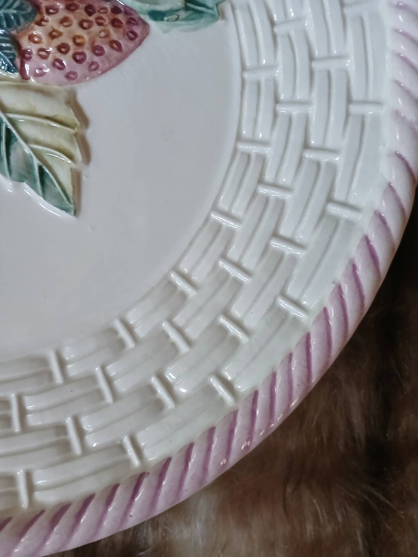 6 antique flat plates in majolica + dish