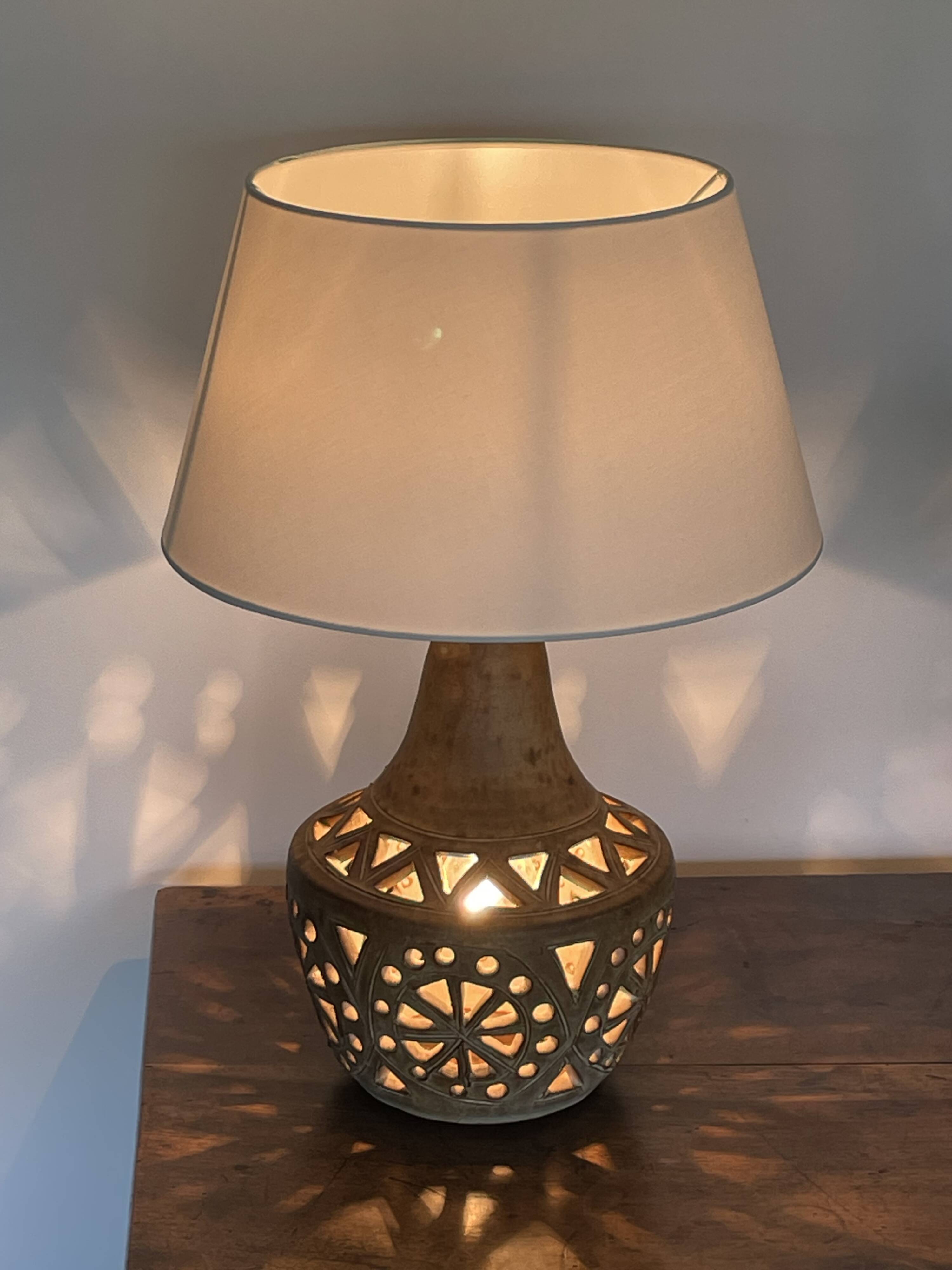 Lampe en  grès signée agnes escala