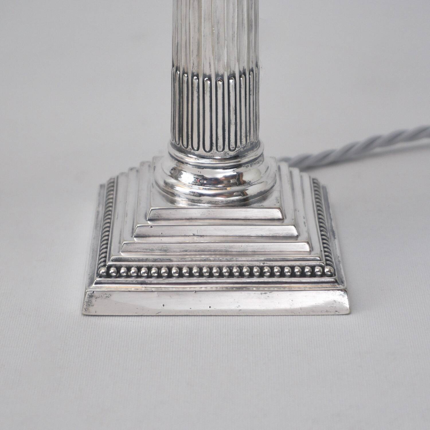 Paire antique de lampes de table en argent corinthien, William Hutton, années 1900, Royaume-Uni