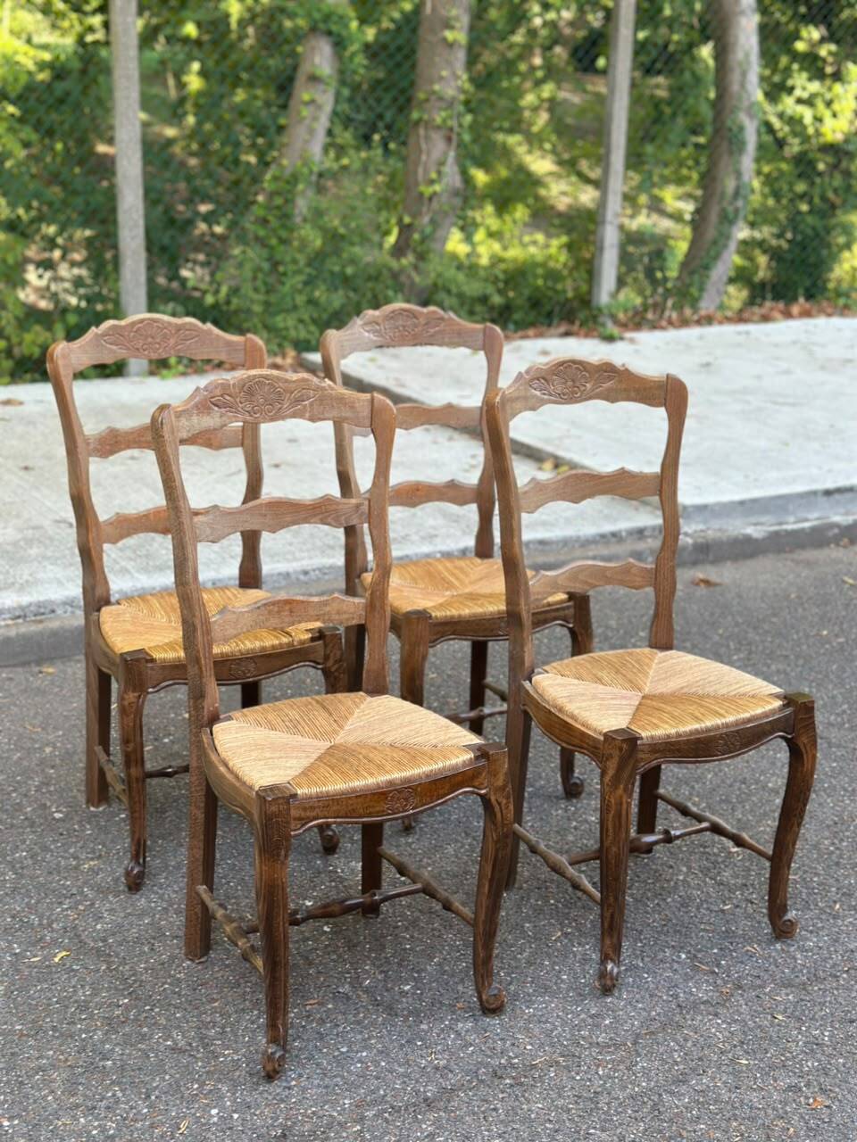 Set of 4 vintage BAUMANN chairs in oak and straw – Authentic