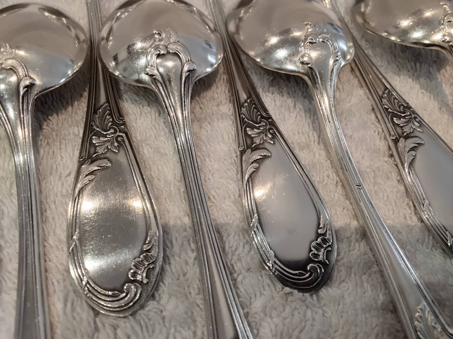 12 silver-plated dessert spoons with rocaille ribbon decoration, 18.5 cm