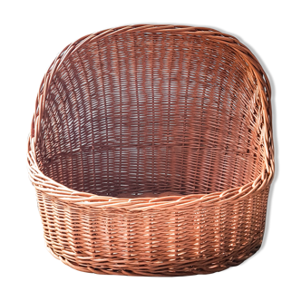 Wicker basket for vintage dog