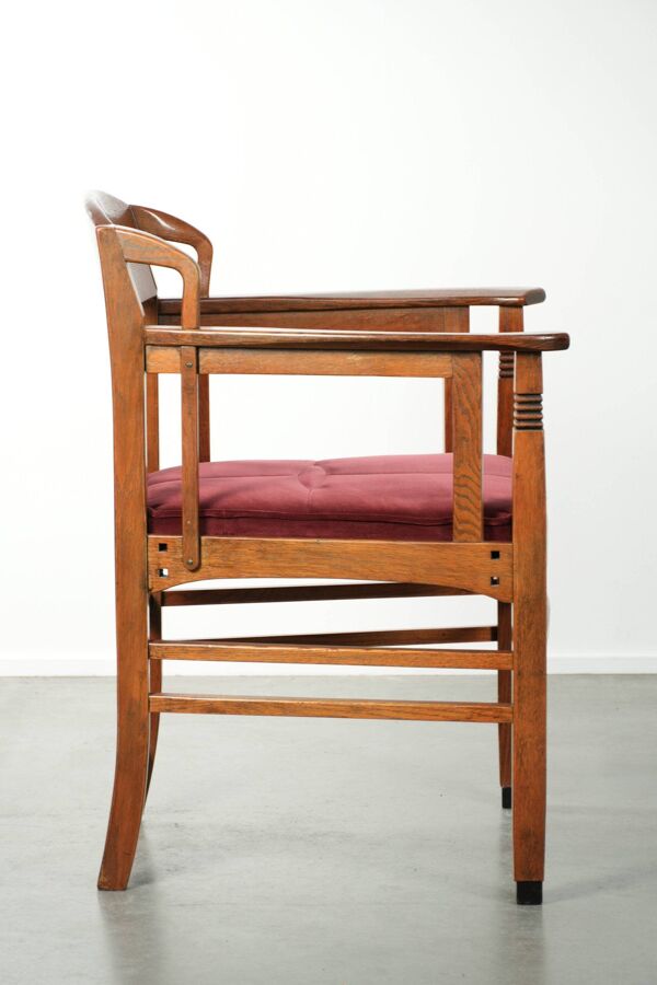 Chaise de salle à manger/chaise d'appoint au design Art Nouveau avec un revêtement en tissu rouge.