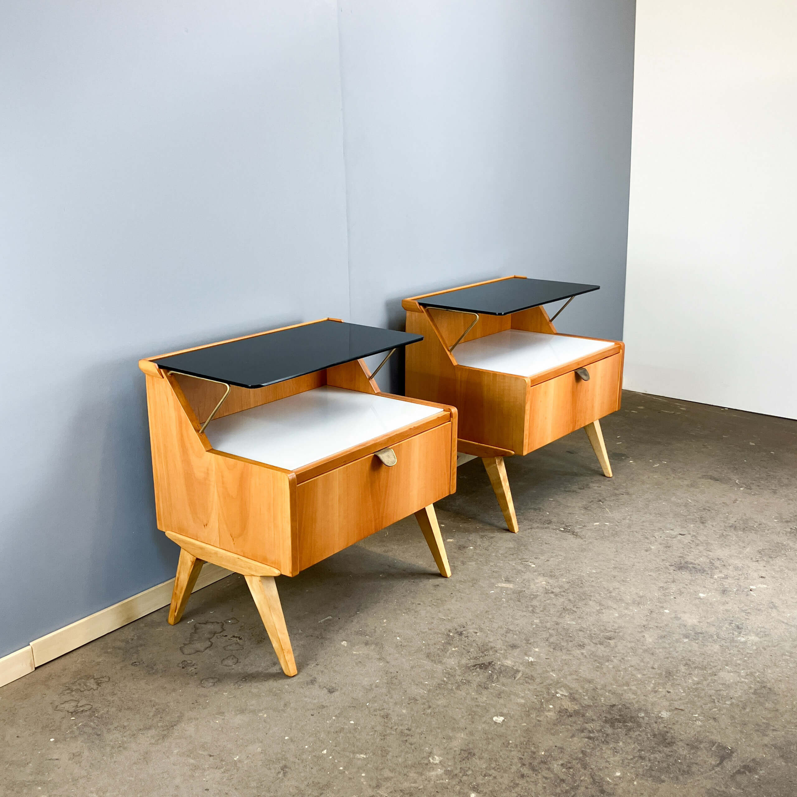 2 tables de chevet par WK Möbel avec des plateaux en verre noir et blanc, en bois de poirier, années 1950.