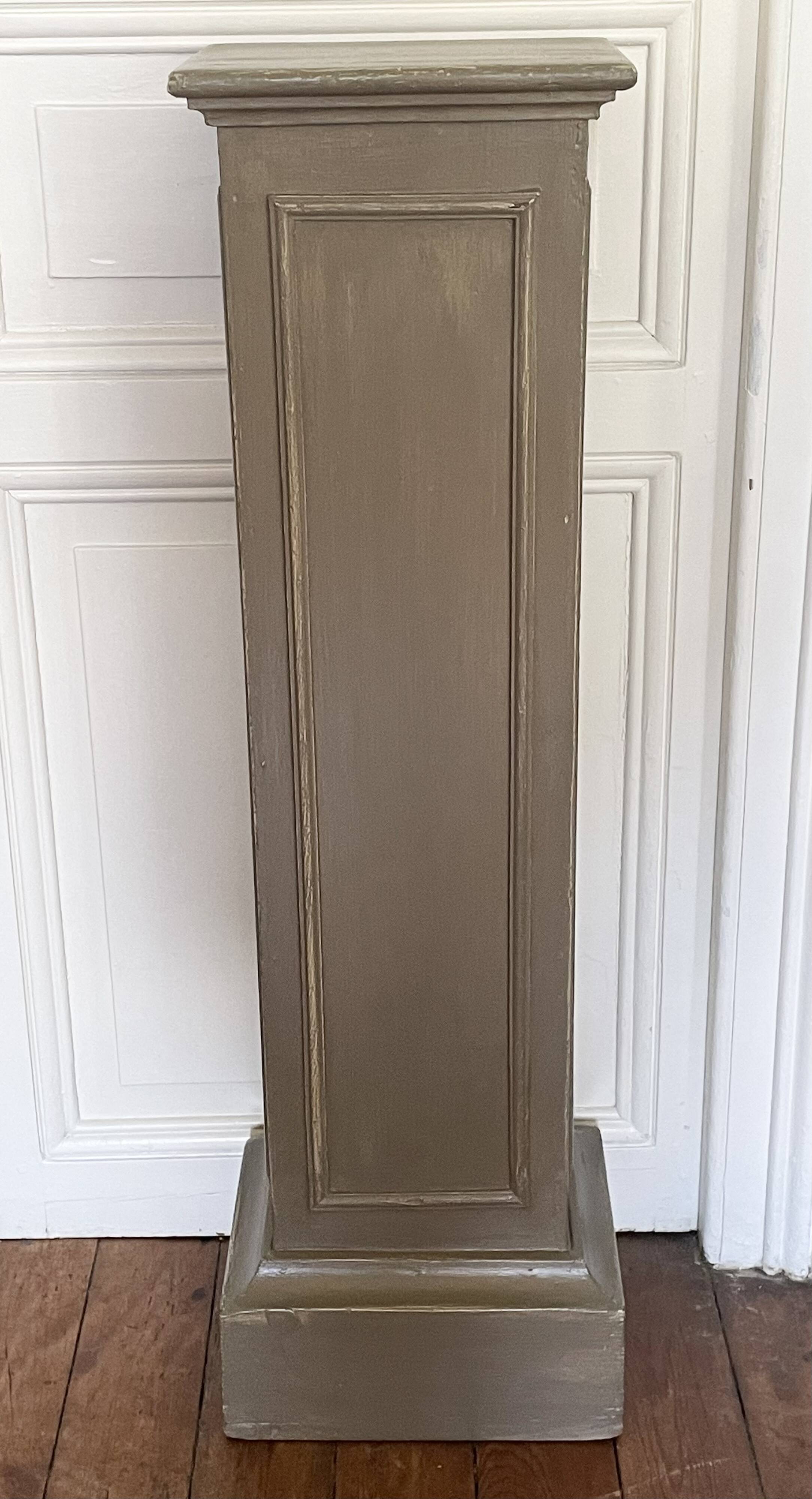 Colonne en bois peint
