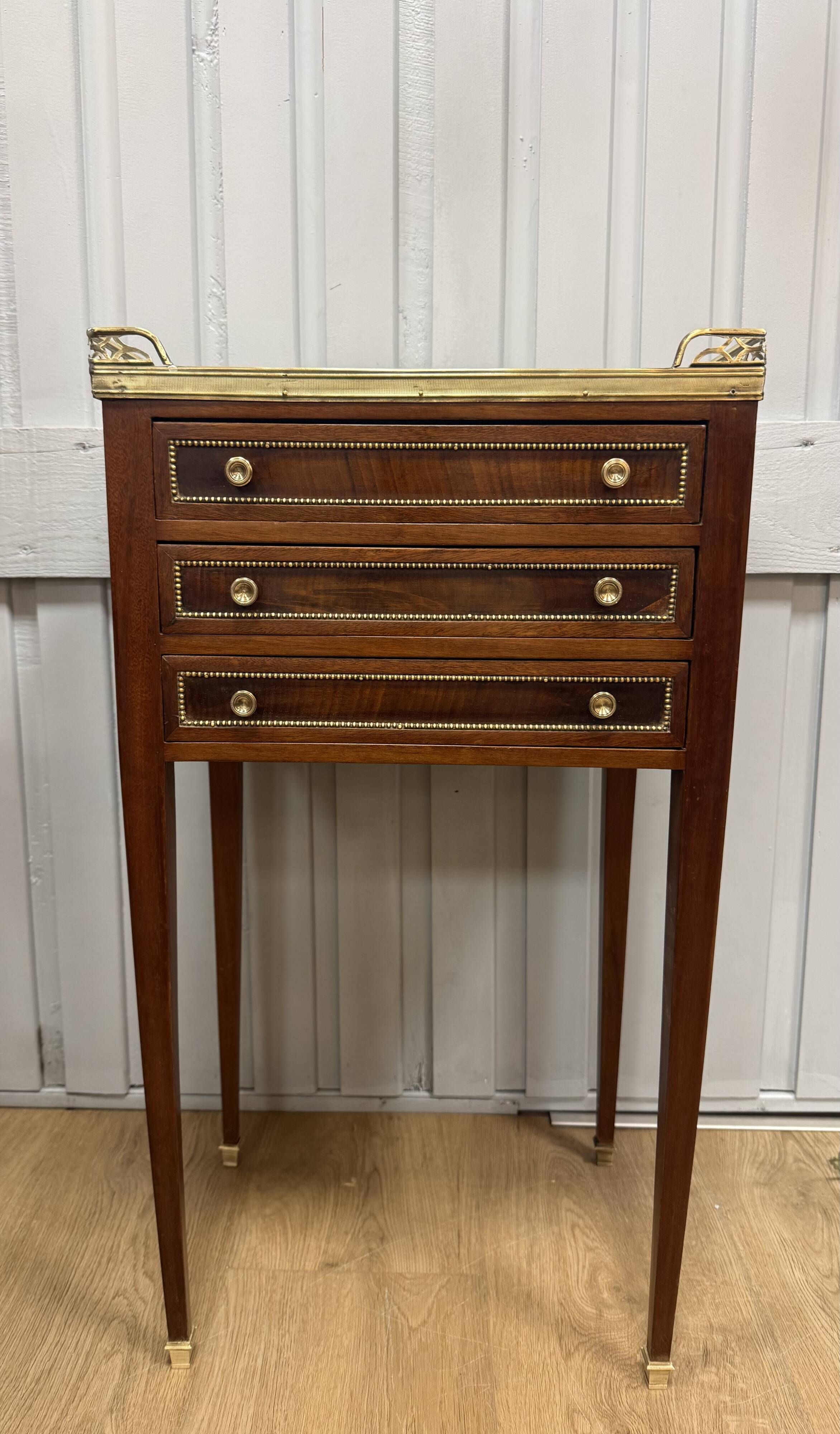 Table, chiffonnière en acajou