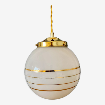 Suspension globe vintage art déco en opaline blanche et dorée