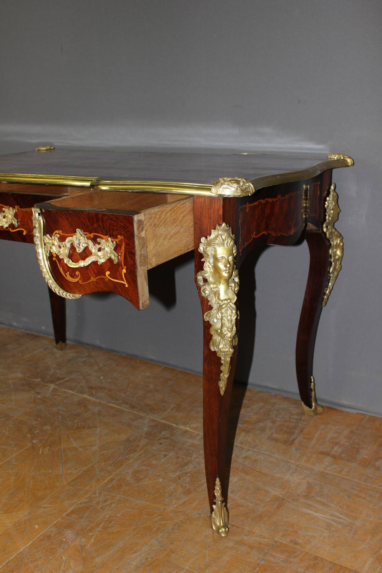 Bureau Louis XV en Marqueterie et Bronze d'époque XIX
