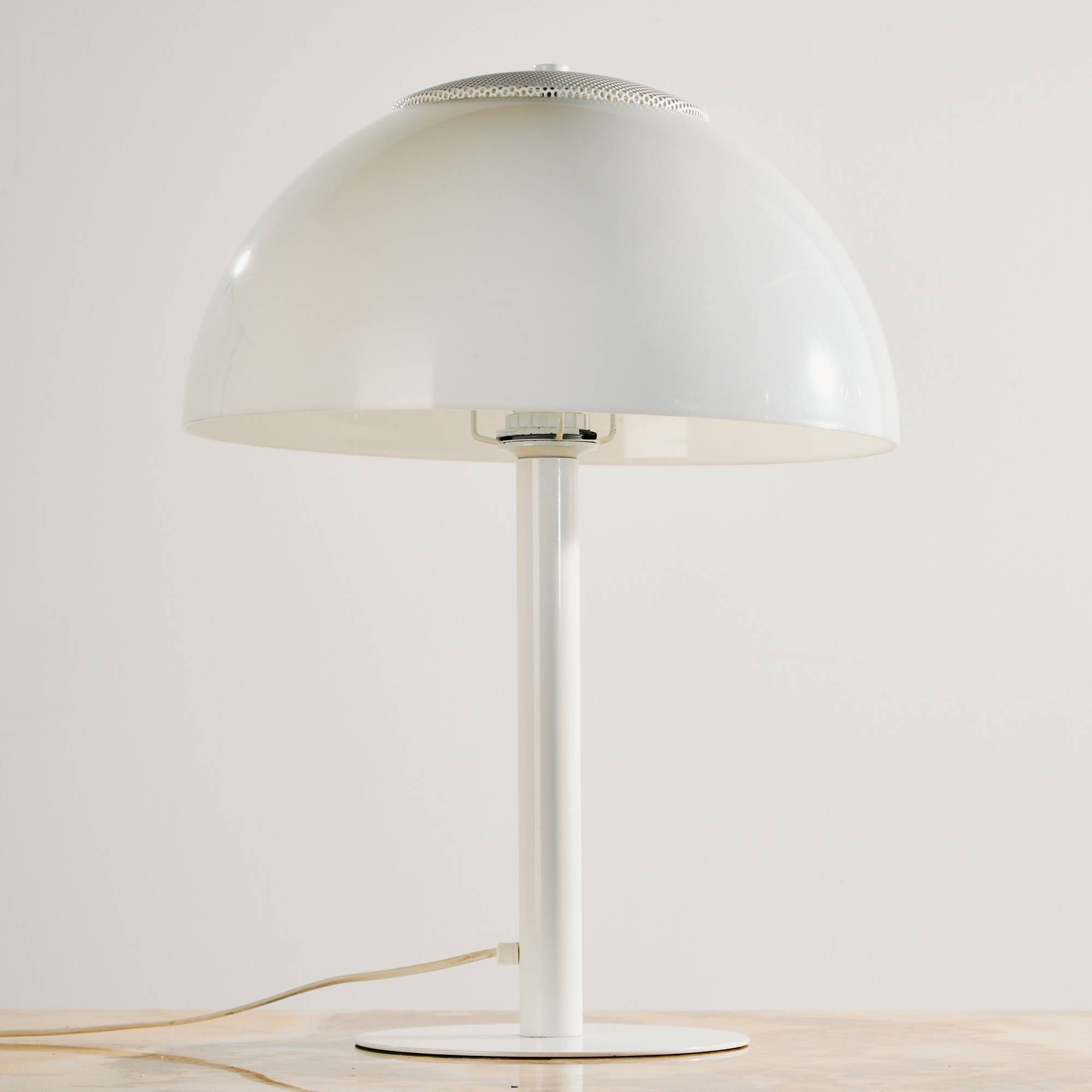 Lampe de table en métal