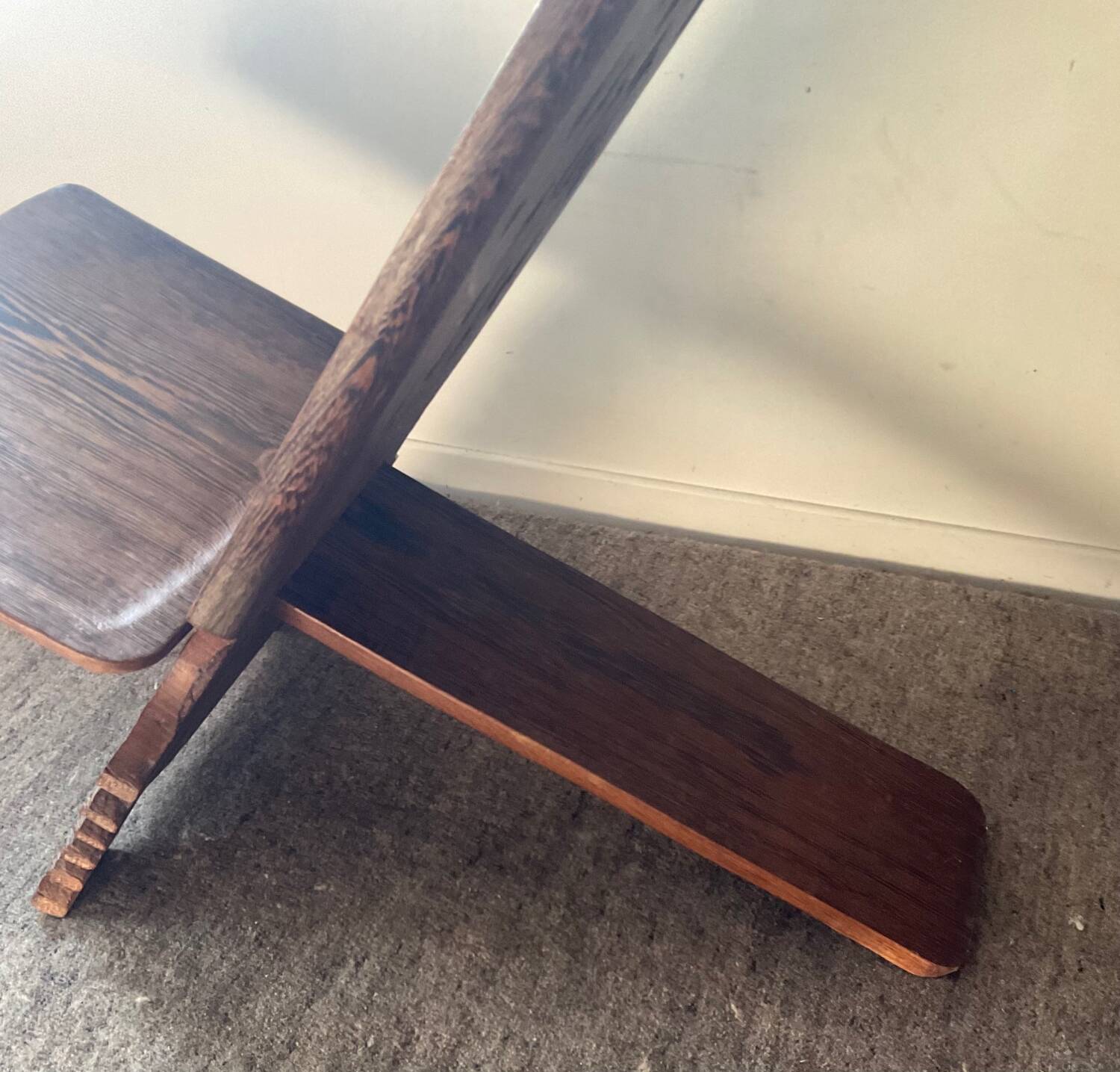 Chaise vintage à palabre en bois sculpté