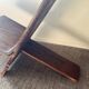 Chaise vintage à palabre en bois sculpté