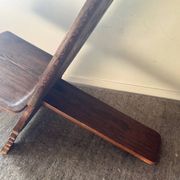 Chaise vintage à palabre en bois sculpté