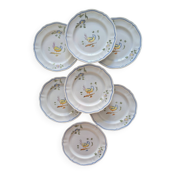 7 assiettes à dessert en faïence peinte à la main – France, années 50