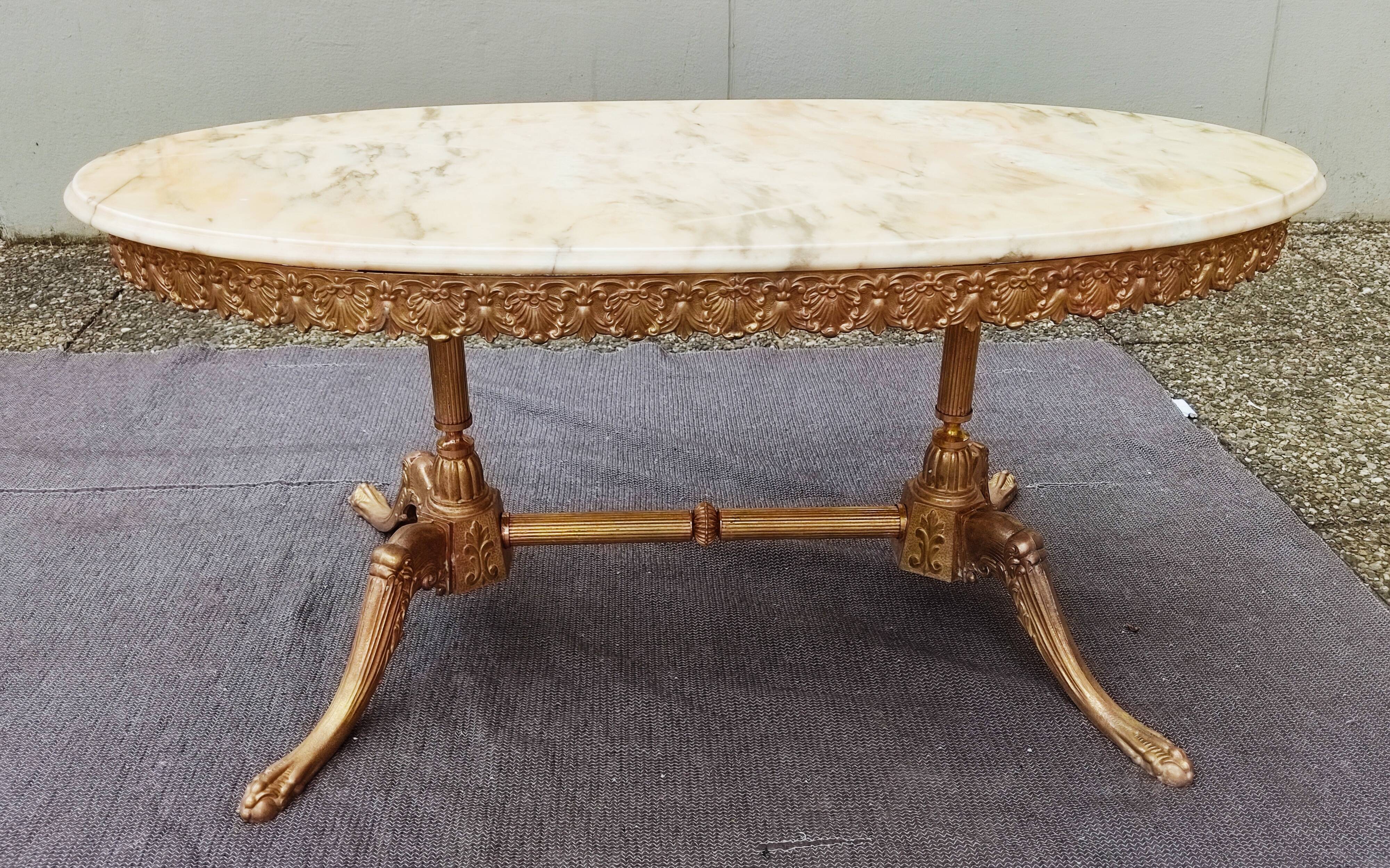 Table basse avec marbre ovalisé – 1960