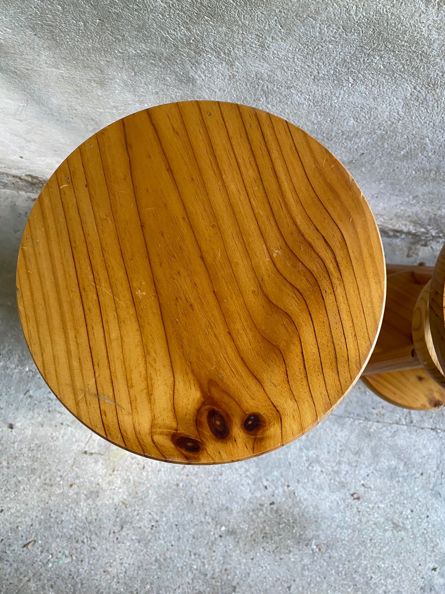 Vintage tripod workshop stool in pitchpin with height-adjustable screws