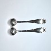 Ercuis set of 2 Trianon silver-plated dessert spoons with crossed ribbon, 15 cm