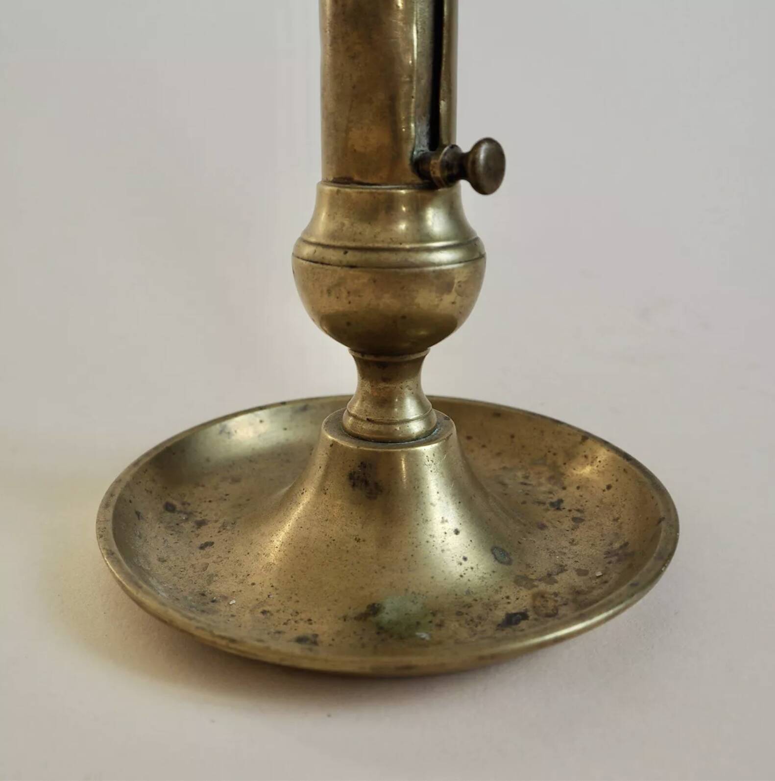 Bougeoir poussoir en laiton