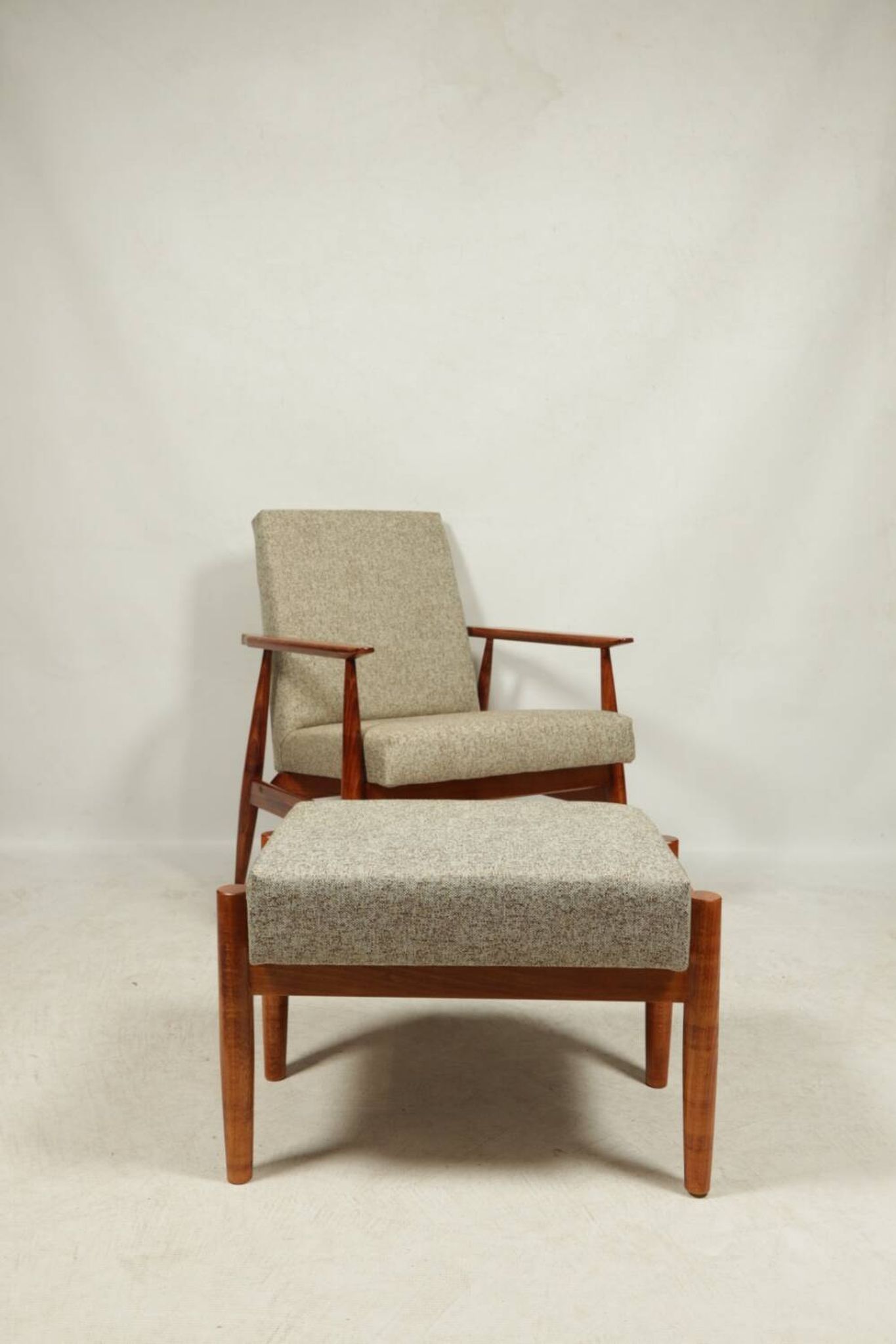 Scandinavian armchair and footrest granola beige concluded by H.Lis 300-190